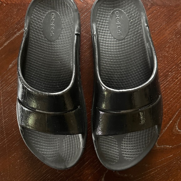 OOFOS OOahh luxe Glossy Black Slide Sandals size 9 / EU40 - Picture 1 of 4